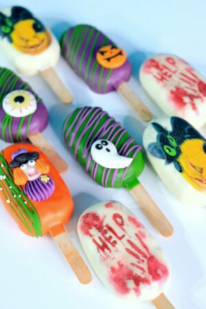 Magnum Cake Halloween avec glaçage ensorcelant et décorations mystiques.
