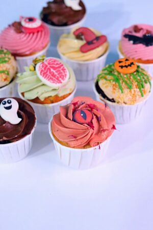 Cupcakes Halloween avec décoration d'araignées en sucre, citrouilles et fantômes