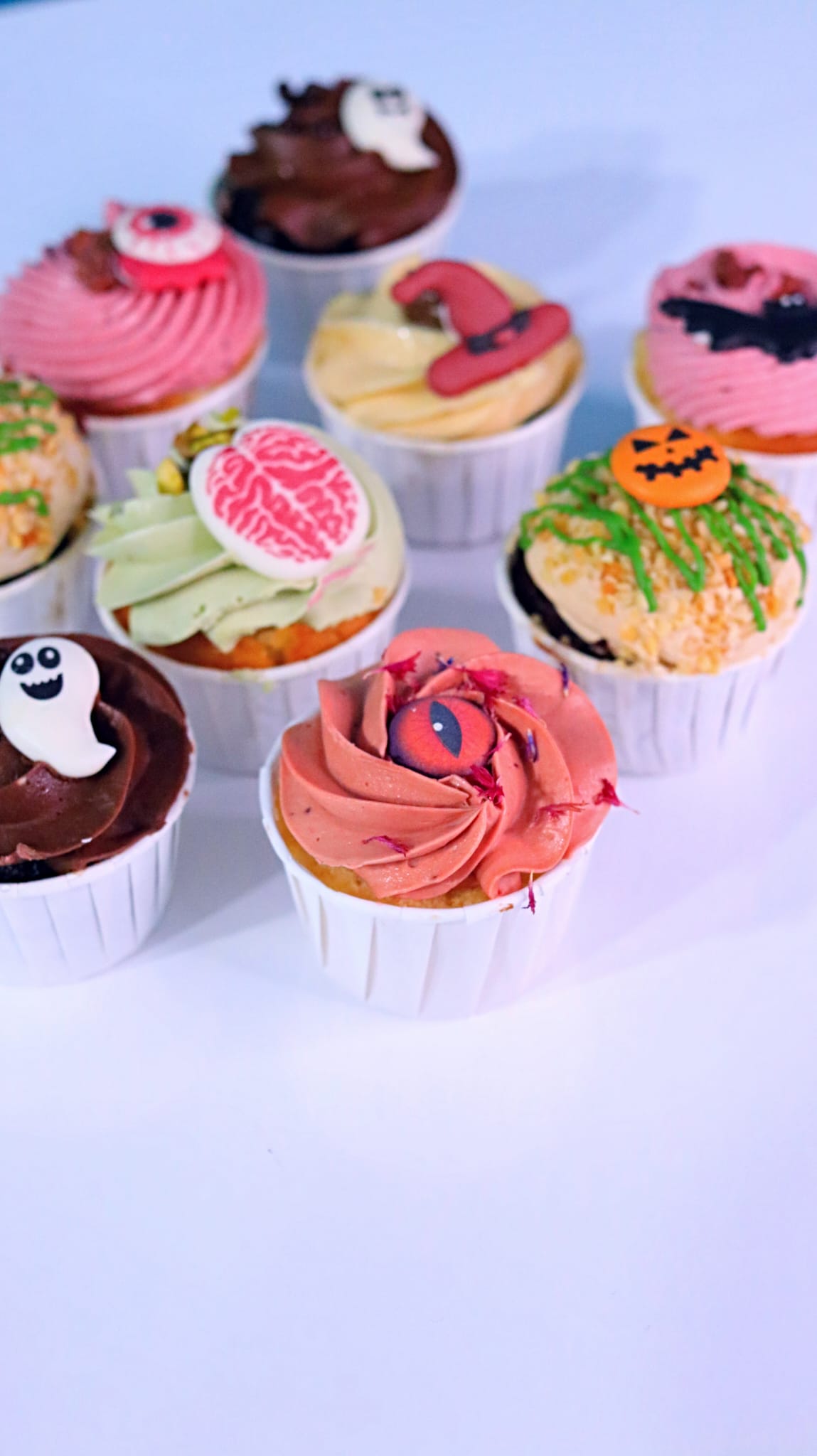Cupcakes Halloween avec décoration d'araignées en sucre, citrouilles et fantômes