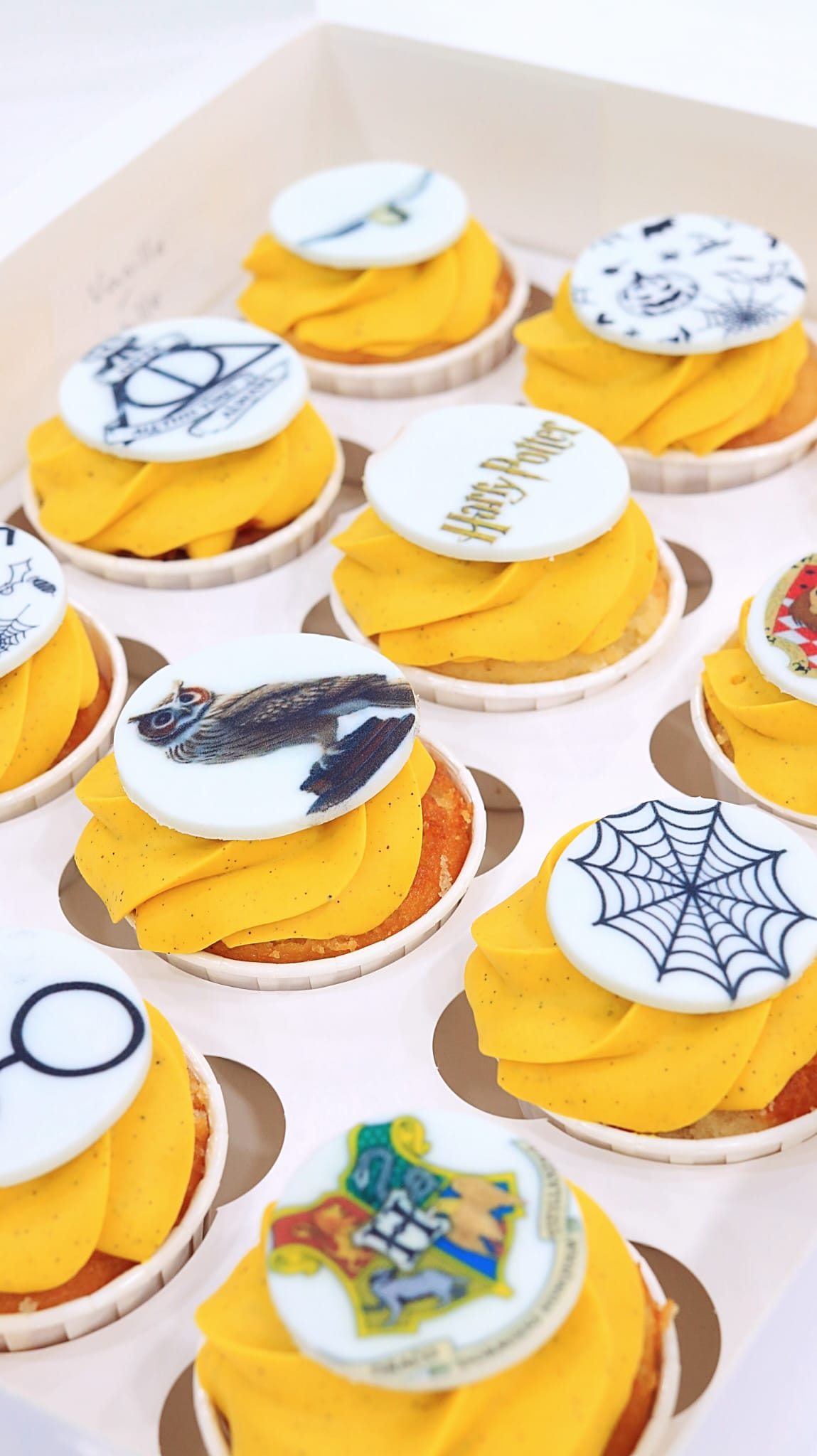 Cupcakes Halloween avec décoration d'araignées en sucre, citrouilles et fantômes